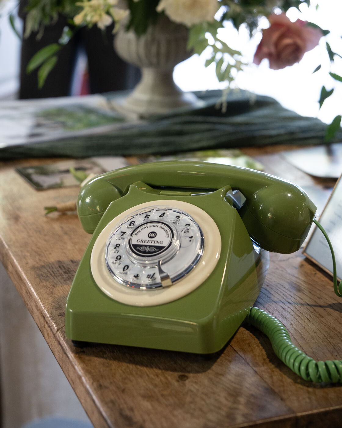 Livre d'or audio de mariage : des invités laissent un message vocal au téléphone rétro Callor